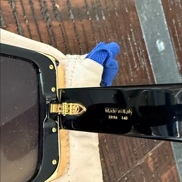 Additional video : Louis Vuitton Elegant Black and Gold moon Sunglasses. - Picture 5 of 8